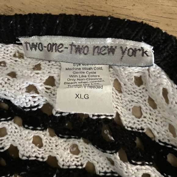 Two One Two New York Blue and White Sweater Size XL - Picture 4 of 4
